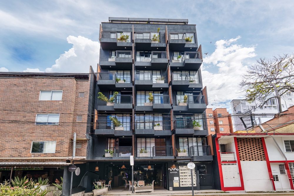 Fachada del edificio Máximo Baruk en el barrio San Joaquín, con balcones y jardineras